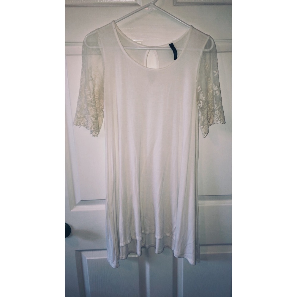 White tunic with wide lace sleeves